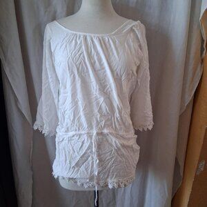 en crėme large White lace long sleeve blouse with a cold open sleeve. size large